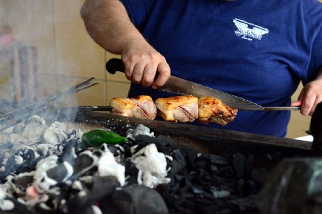 'Siirt'in koyunlar etli ve yan toparlam olduu iin bu hayvanlar tercih ediyorum. Piirirken et kendi yayla kavruluyor. Ate dk olmal ki iine kadar ilemeli...  