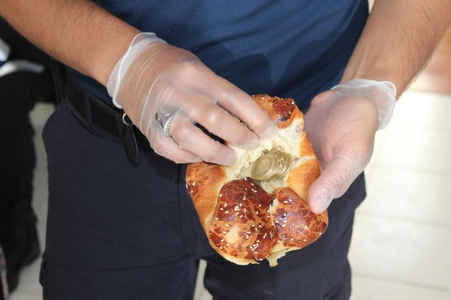 �stlerinde para bulunamayan dilencilerin yanlar�ndaki po�etleri inceleyen ekipler, ekmek ve po�a�alar�n kesilerek aralar�na paralar�n gizlendi�ini ve mendil paketlerinin i�ine de para sakland���n� tespit etti.      