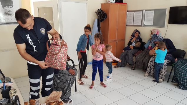 Ni�de�de, zab�ta ekiplerinin yakalad��� dilencilerin, toplad�klar� paralar� ekmek ve po�a�alar�n aras�nda saklad�klar� belirlendi.      