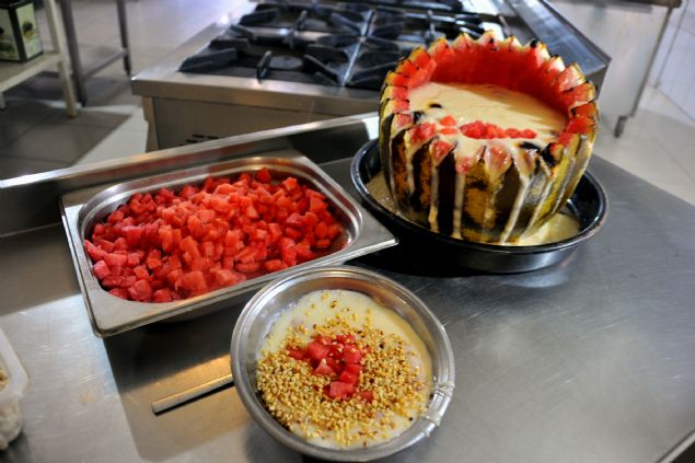 'KARPUZDA ST HELVASI OK BEENLD'    St helvasnn Osmanl mutfanda nemli yeri olduunu belirten Topuk, 'Osmanl'da bir subay tariflerini zamannda reetelerle saklam. Biz bu tariflerin iinde bal kabann iinde pien pilavlar ve et yemeklerine rastladk. Helvay da bal kabanda piirmeyi denedik ve ok da lezzetli oldu.    