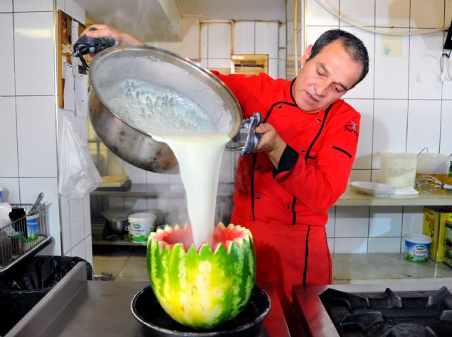 'KAZANDBNN ATASI'  <br><br>  St helvas aslnda kazandibinin atas olarak da tarif edildiini syleyen Topuk, 'Kazandibinin ilk hali ancak tencerenin dibini yakmak yerine frnda zeri kzartlyor. Aslnda ayn zamanda bir muhallebidir.     