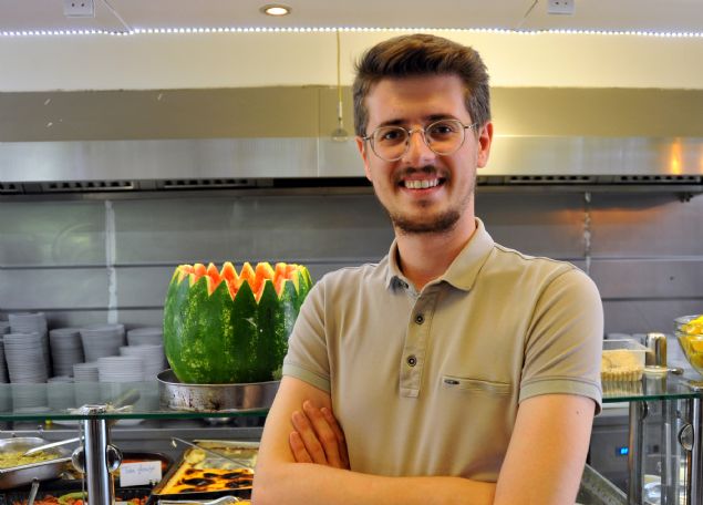 'ST HELVASI 120 YILDIR BURSADA PRLYOR'  <br><br>  Anadolu mutfanda helvalarn altnda tatllar diye bir ana balk alabileceini belirten ef Emir Topuk, 'Bu helvalarn arasnda da unutulan onlarca tarif vardr, bu tariflerin biri st helvasyd.     