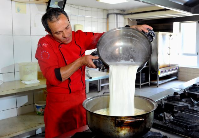Zaman iinde Anadolu'ya yaylan st helvas, zamanla unutulmaya yz tuttu. Bursa'daki esnaf lokantalar ise st helvasn menlerinden hibir zaman karmad.    