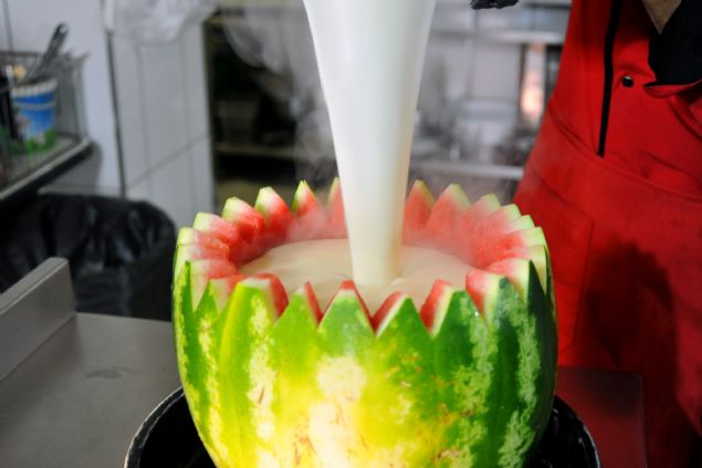 Biz de bu lokantalardan biriyiz. St helvasn k aylarnda bal kabann iinde piiriyoruz, yaz aylarnda da karpuzla birlikte piiriyoruz. zerine de serin karpuz taneleriyle servis ediyoruz' dedi.    