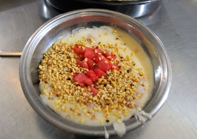 Gnmzde yalnzca Bursa'da yaplan st helvas, maliyetinin de dk olmas sebebiyle esnaf lokantalarnda en ok tercih edilen tatl haline geldi. Bursa'daki yemek kltrnde le saatlerinde tketilen st helvas, saat 14.00'den sonra tm lokantalarda tkeniyor ve gn ierisinde bir daha yaplmyor. K aylarnda st helvasn bal kabanda piirerek farkl bir yorum katan ef Emir Topuk, yaz aylarnda ise st helvasn karpuzda piirerek mterilerine farkl bir lezzet sunuyor.    