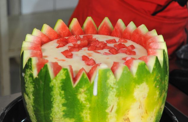 'ST HELVASI LEN SAATLERNDE TM LOKANTALARDA TKENR'  <br><br>  Esnaf lokantalarnn yemekleri bitince le saatlerinde dkkanlarn kapattklarn belirten Topuk, 'Helva da tm yemeklerden nce biter. Saat 1- 1,5 gibi herhangi bir restoranda st helvas bulmanz ok zordur. Her gn piirilir ve her gn tketilir. Her gn pien her gn yenen baka bir tatl var mdr bilemiyorum. ok hafif ve hazm kolaydr, ok da lezzetlidir. nsanlar artk bu lezzet iin Bursa'ya seyahat etmeye baladlar.    