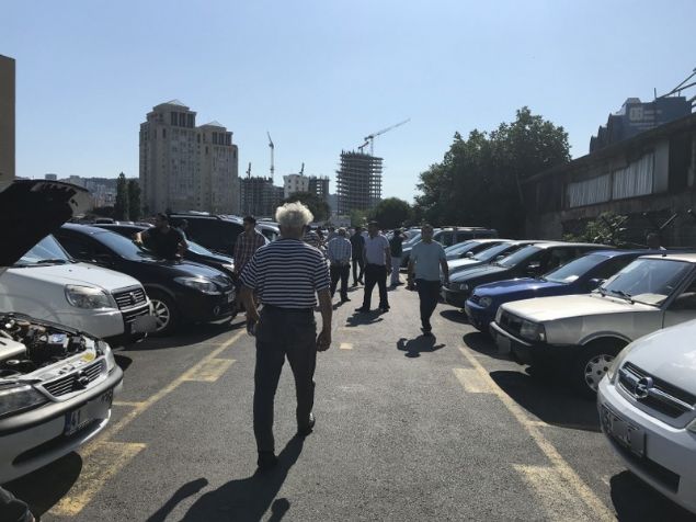 TM Dijital Haber Merkezi / Hasan Aytekin  <br><br>  �TV indiriminin bitmesinden sonras� ikinci elde olu�an son fiyatlar� yerinde g�rmek �zere 7 Temmuz Pazar g�n� Kartal A��k Oto Pazar��n� ziyaret ettik.  <br><br>  Sabah erken saatlerde gitti�imiz pazar yerinin hareketlenme saatleri 09:30 ile 10:30 saatleri aras�n� buldu.  <br><br>  Bu saatler aras�nda pazara giri� yapan otomobillerin ilk fiyatlar�n� sizin i�in tek tek dola�arak foto�raflad�k.   <br><br>  Bu ziyaretimiz, birka� hafta �nce gitti�imiz Kartal'daki ilk fiyatlar�n �TV sonras� y�zde 5 civar�nda yukar� hareketlendi�i izlenimini verdi.   <br><br>  Bununla birlikte ge�en haftalarda oldu�u gibi ula�t�rma otomobilimize yap�lan sat�n alma teklifleri, pazar�n hala canl� oldu�unun g�stergesi oldu.   