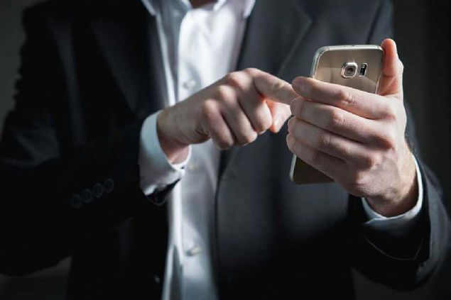 e-Devlet kaps zerinden yaplan kayt ileminde pasaport sahibi, ahsna ait bilgileri e-Devlet ifresi ile trkiye.gov.tr nternet adresinden sisteme girerek cihaz kaydn yaptrabiyor.        