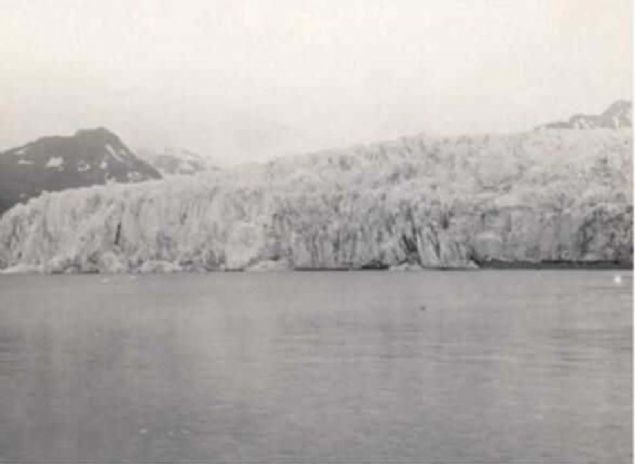 Alaska'daki McCarty Buzulu'nun 1909 ylnn temmuz aynda ekilen bir fotoraf.   