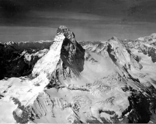 svire ve talya arasndaki snrda bulunan Alpler'deki Matterhorn Da'nn 1960 ylnn austos aynda ekilen bir fotoraf.    