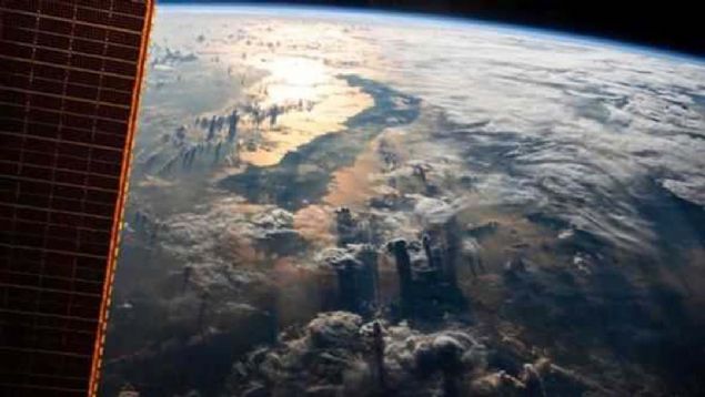 NASA, Dnya'nn 100 yl iindeki inanlmaz deiimini gsteren grntleri yaynlad...  <br><br>  NASA, sosyal medya hesaplarndan yaynlad son karede gezegenimizin yaklak 400 kilometre mesafeden nasl grndn paylat.  <br><br>  Fotorafta Gneydou Asya ve Endonezya gzkyor.   <br><br>  Durun, daha bitmedi!<br><br>  imdi srada stanbul var!    