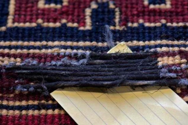 Almanya'nn Leipzig-Halle Havalimannda grev yaypan alman snr polisi havayoluyla ran'dan Almanya'ya getirilen hallarn normalden ar olduklarn fark fark etti.  