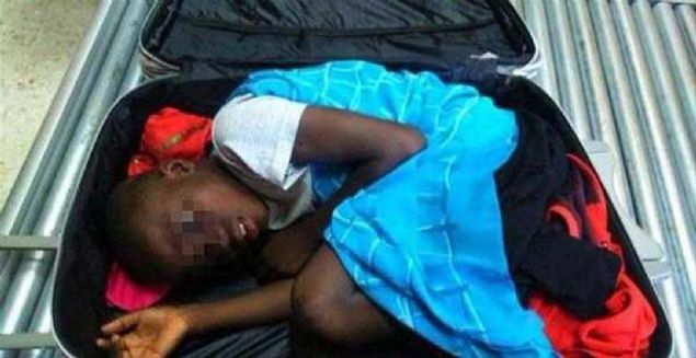 Polisin aklamasna gre Abou adndaki ocuk, 19 yandaki bir kadn tarafndan bavul iinde tanrken bulundu...  