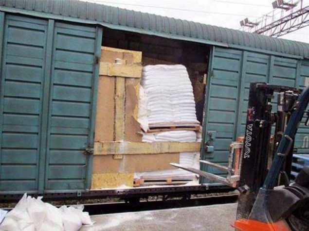 Letonya gmrk grevlileri, iinde temizlik malzemesi tad sylenen treni durdurup, iini kontrol edince inanamadlar...       