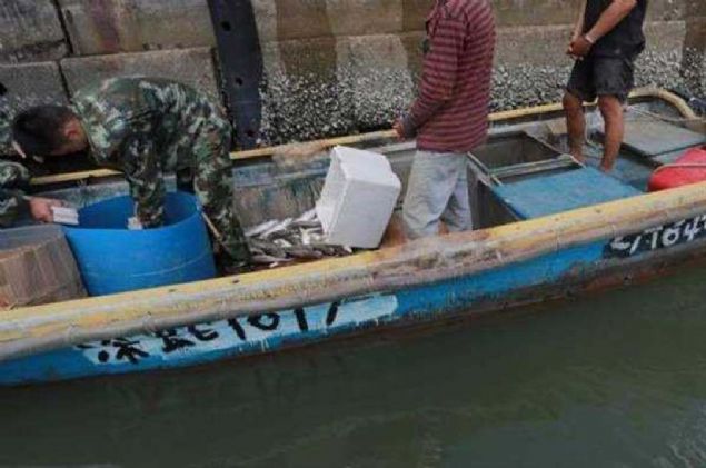 in'de bir balk teknesinden phelenen yetkililer, grdkleri karsnda oka girdi...  