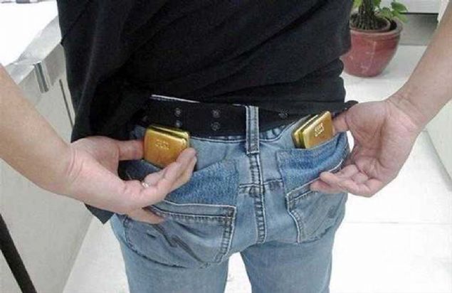 in'de turistler, lkeden 3 milyon dolar deerindeki altn barlar karmak isterken yakaland...  