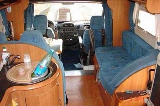 Ukrayna'da bir karavan durduran gmrk grevlileri, Fransz ofrn zerinden iki bebein doum belgeleri knca phelenerek karavanda arama yapt.   <br><br>  lkeden karlmak istenen bebekler bakn nereden kt...  