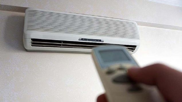 Bu durumdan kanmak iin zellikle kalp hastalarnn bulunduu ortam 24 derecenin altnda olmamal, dorudan klima karsnda oturulmamaldr.    