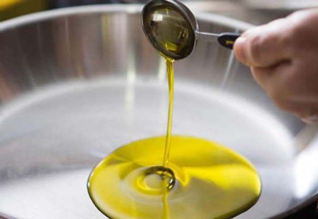 Az yal veya yasz st ve st rnleri, zeytinya, ayiei ya, msrz ya gibi zellikle doymam yalardan zengin bitkisel sv yalar tketilmelidir.  