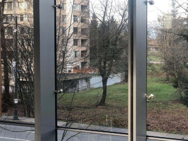 Fotorafta grnen bir duvar m, yoksa glet mi?   <br><br>  Kanada'nn Britanya Kolumbiya blgesinde ekilen bir fotoraf internet kullanclarn ikiye bld.  <br><br>  Bir camn ardndan ekilen fotoraf ksa srede viral oldu ve tartmalar da beraberinde getirdi.   <br><br>  Fotoraf eken kii ise tartmalara son noktay koydu ve bunun bir glet olduunu aklad.  <br><br>  Ancak gletin bir ksmnn nnde kirli bir beton duvar var ve bu da optik illzyona sebep oluyor.    