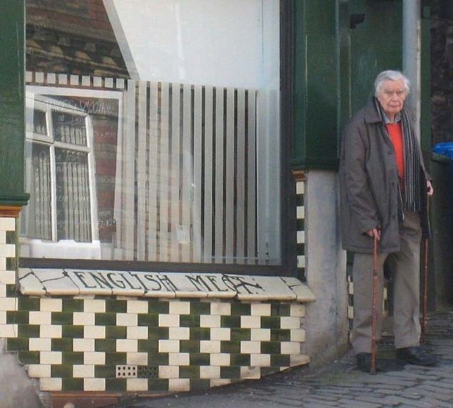 Kafe duvar illzyonu ilk defa ngiliz nropsikoloji profesr Richard Gregory tarafndan 1979 ylnda tanmland.  