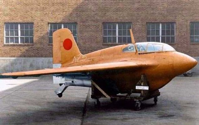 ncelemek iin alan bir modele sahip olmamalarna ramen, Japon mhendislerin rettii bir prototip, sava bitmeden test edildi.  <br><br>  7 Temmuz 1945 tarihinde J8M, ilk uuunu Kdemli Yzba Toyohiko Inuzuka kontrolnde gerekletirdi. Ne yazk ki bu test, facia ile sonuland.  <br><br>  J8M1 motorlar, dik trman esnasnda durarak, uan dmesine ve pilotun lmesine sebep oldu.      