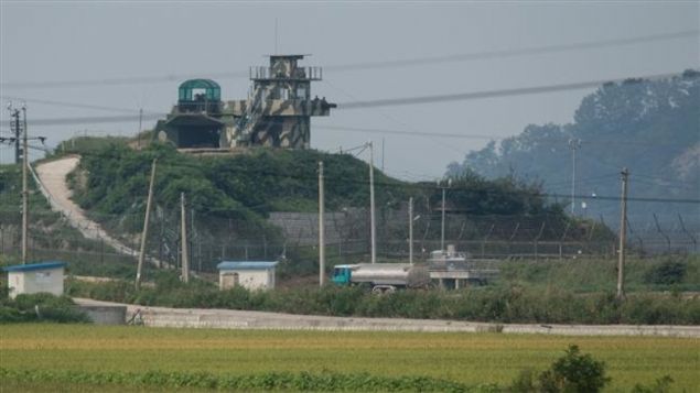 Ayn zamanda 'uzlama ve i birlii konusunda konuup ayn anda ABD'den silah almaya devam eden Gney Kore'nin 'kstah ve acnacak halde' olduunu syledi.  