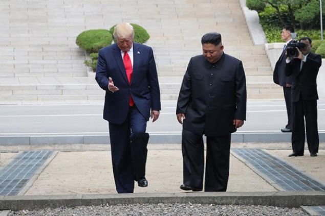 ABD Bakan Donald Trump haziran aynda Kuzey Kore ile Gney Kore snrnda yer alan silahszlandrlm blgede Kim Jong-un ile grt.                 