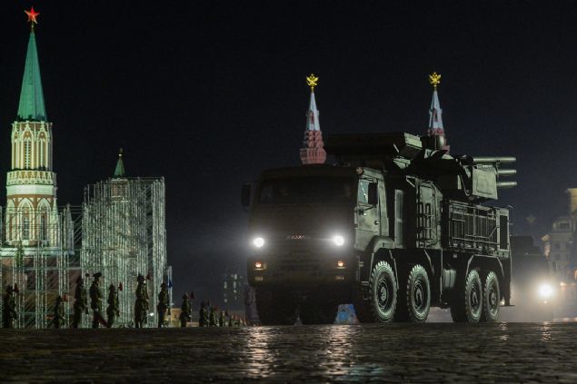 Birka fze-topu hava savunma sistemi daha 2015'te Rus ordu birliklerinin savunmasn salamas iin Hmeymim Hava ss'ne konulandrlmt. 