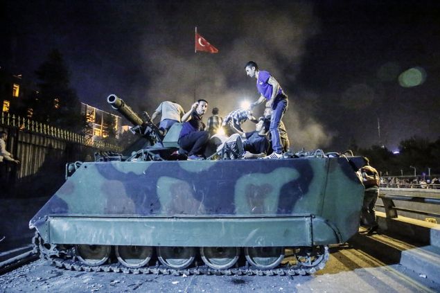                                                                 Fotorafta Genelkurmay Bakanl nnde tanklara mdahale eden vatandalar grlyor. (Ariv) ( Fatih Kurt - Anadolu Ajans )                                                          