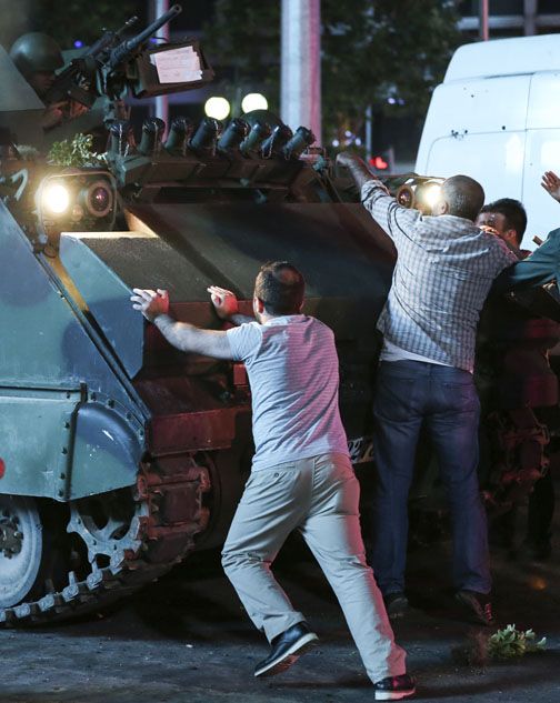                                                                 Fotorafta Ankara Kzlay Meydannda zrhl aralara mdahale eden vatandalar grlyor. (Ariv) ( Sinan Yiter - Anadolu Ajans )                                                          