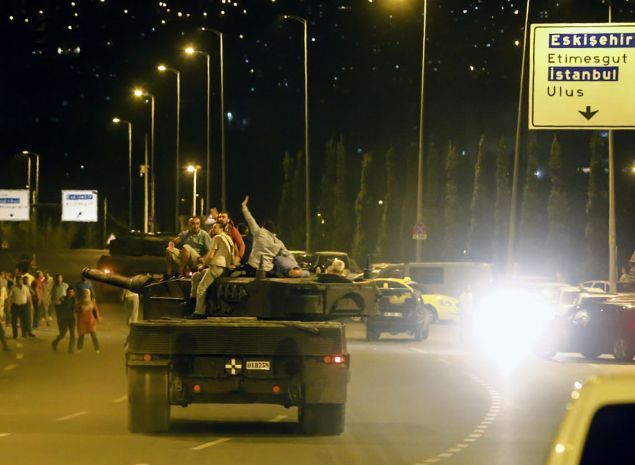                                                                 Fotorafta Cumhurbakanl Klliyesi nnde tanklara mdahale eden vatandalar grlyor. (Ariv) ( Binnur Ege Grn - Anadolu Ajans )                                                          