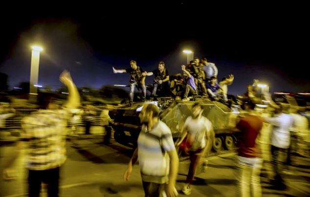                                                                 Fotorafta stanbul Atatrk Havalimannda zrhl aralara mdahale eden vatandalar grlyor. (Ariv) ( Veli Grgah - Anadolu Ajans )                                                          