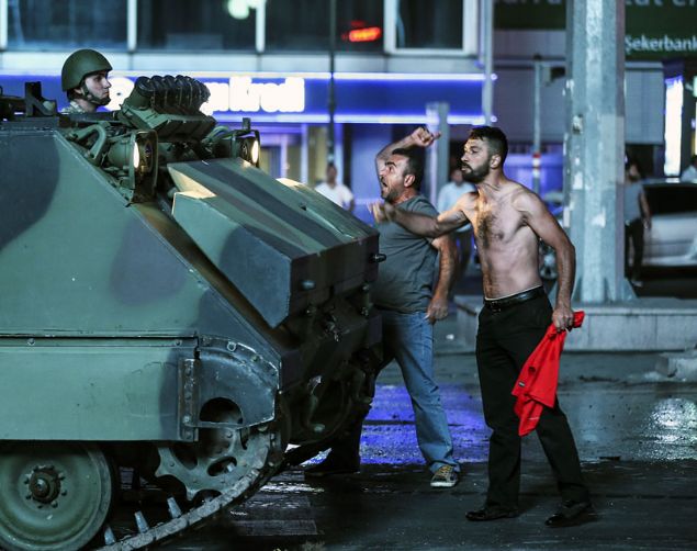                                                                 Fotorafta Ankara Kzlay Meydannda tanklara mdahale eden vatandalar grlyor. (Ariv) ( Sinan Yiter - Anadolu Ajans )                                                          