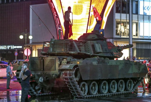                                                                 Fotorafta Ankara Kzlay Meydannda tanklara mdahale eden vatandalar grlyor. (Ariv) ( Sinan Yiter - Anadolu Ajans )                                                          