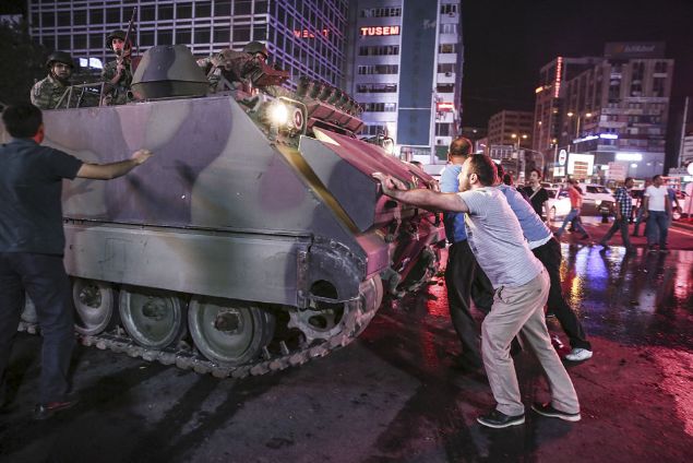                                                                 Fotorafta Ankara Kzlay Meydannda tanklara mdahale eden vatandalar grlyor. (Ariv) ( Sinan Yiter - Anadolu Ajans )                                                          