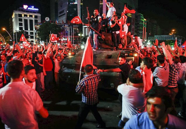                                                                 Fotorafta Ankara Kzlay Meydannda tanklara mdahale eden vatandalar grlyor. (Ariv) ( Abdlhamid Hoba - Anadolu Ajans )                                                          