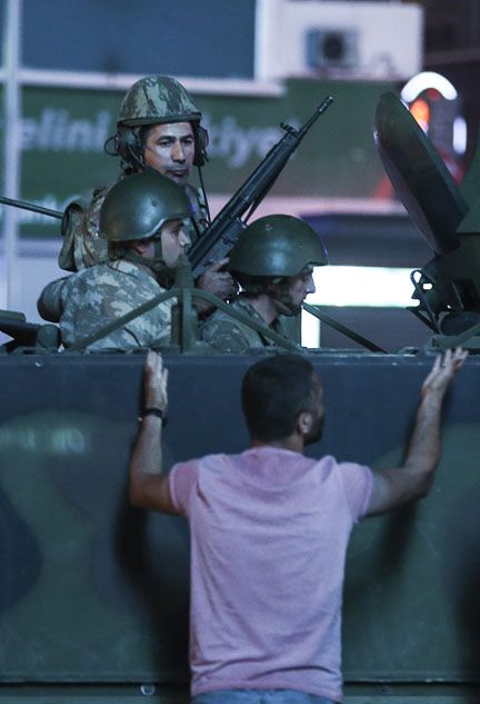                                                                 Fotorafta Ankara Kzlay Meydannda zrhl aralara mdahale eden vatandalar grlyor. (Ariv) ( Sinan Yiter - Anadolu Ajans )                                                          