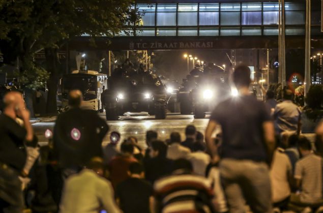                                                                 Fotorafta Genelkurmay Kavanda tanklara mdahale eden vatandalar grlyor. (Ariv) ( Ahmet zgi - Anadolu Ajans )                                                          