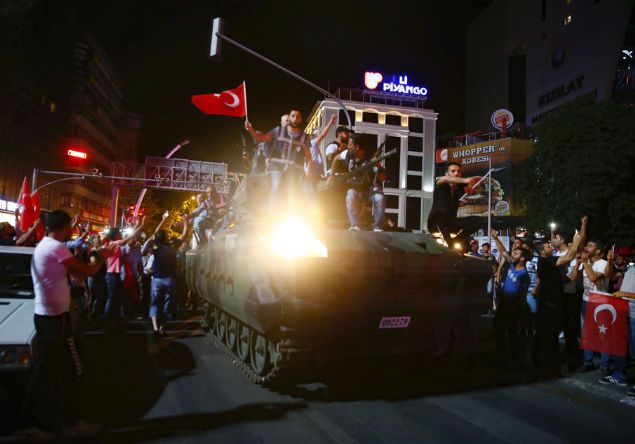                                                                 Fotorafta Ankara Kzlay Meydannda tanklara mdahale eden polis ve vatandalar grlyor. (Ariv) ( Abdlhamid Hoba - Anadolu Ajans )                                                          