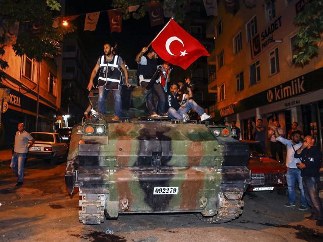                                                                 Fotorafta Ankara Maltepe'de tanklara mdahale eden polis ve vatandalar grlyor. (Ariv) ( Abdlhamid Hoba - Anadolu Ajans )                                                          