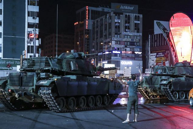                                                                 Fotorafta Ankara Kzlay Meydannda tanklara mdahale eden vatandalar grlyor. (Ariv) ( Sinan Yiter - Anadolu Ajans )                                                          