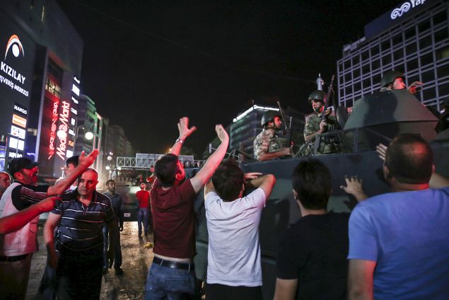                                                                 Fotorafta Ankara Kzlay Meydannda tanklara mdahale eden vatandalar grlyor. (Ariv) ( Sinan Yiter - Anadolu Ajans )                                                          