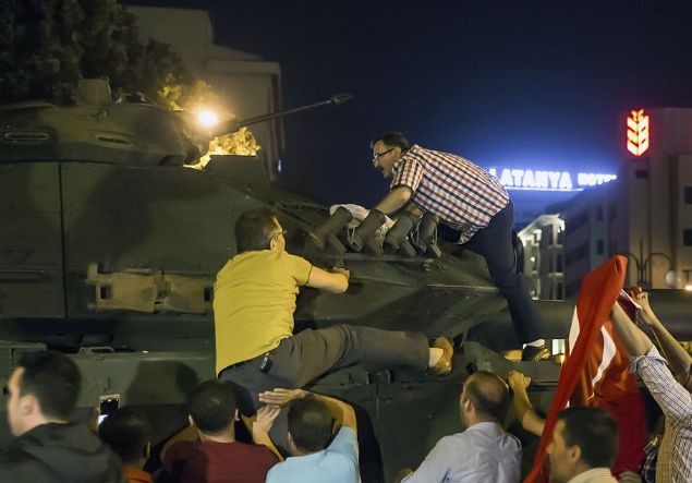                                                                 Fotorafta Genelkurmay Bakanl nnde tanklara mdahale eden vatandalar grlyor. (Ariv) ( Gkhan Balc - Anadolu Ajans )                                                          