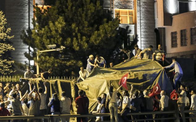                                                                 Fotorafta Genelkurmay Bakanl nnde tanklara mdahale eden vatandalar grlyor. (Ariv) ( Blent Uzun - Anadolu Ajans )                                                          