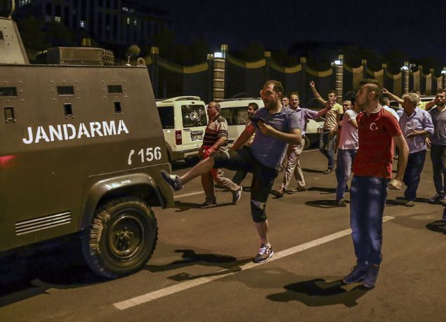                                                                 Fotorafta Cumhurbakanl Klliyesi nnde zrhl aralara mdahale eden vatandalar grlyor. (Ariv) ( Gven Ylmaz - Anadolu Ajans )                                                          