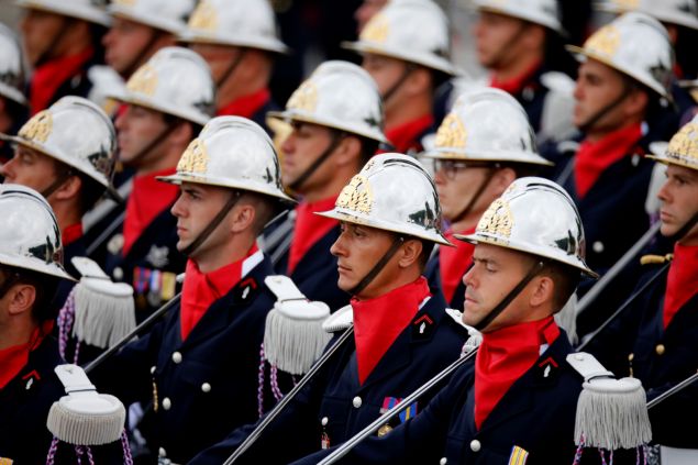 ASKER GETTE GVDE GSTERS  <br><br>  Geit treninde 4 bin 300 asker, 196 askeri ara, 237 at, 69 uak ve 39 helikopter yer ald. Fransa Cumhurbakan Emmanuel Macron yapt aklamada, 'II. Dnya Sava'nn sona ermesinden bu yana Avrupa hi bu kadar nemli olmamt. NATO ile birlikte Avrupa'nn savunmasnn inas, Fransa iin bir nceliktir' dedi.   