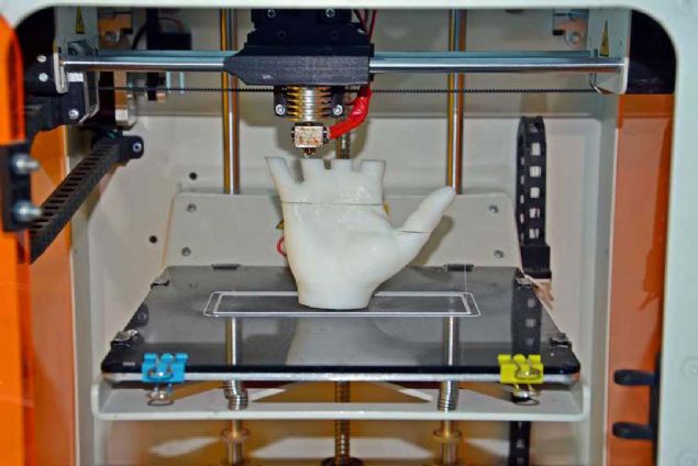 �OK C�DD� YATIRIMLAR YAPILIYOR   <br><br>  �stinye �niversitesi 3B Tasar�m ve Prototipleme Uygulama ve Ara�t�rma Merkezi'nde y�r�t�len �al��malar hakk�nda bilgi veren �niversitenin rekt�r yard�mc�s� Prof. Dr. Erdal Kara�z,  <br><br>  'Hem k�k h�cre teknolojilerini hem de 3 boyutlu biyo-yaz�c� teknolojisini birle�tirerek laboratuvar ko�ullar�nda 3 boyutlu doku ve organlar yapmaya �al���yoruz. Bir k�sm�n� yapt�k, bir k�sm� da planlamalar i�erisinde' dedi.    