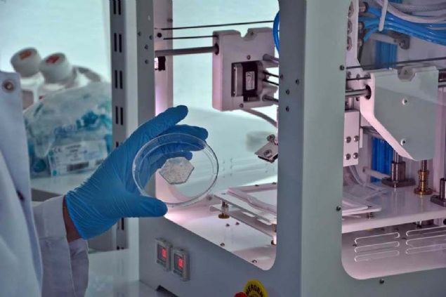 K�K H�CRE VE 3 BOYUTLU YAZICI B�RLE�T�   <br><br>  3B Tasar�m ve Prototipleme Uygulama ve Ara�t�rma Merkezi M�d�r� Dr. ��r. �yesi Hakan Dar�c� ise,   <br><br>  'Canl� doku ve organlar� 3 boyutlu olarak basabiliyoruz. Buradan yola ��karak �nce dokular ard�ndan organlara ge�ecek �ekilde �al��malar y�r�t�yoruz...  