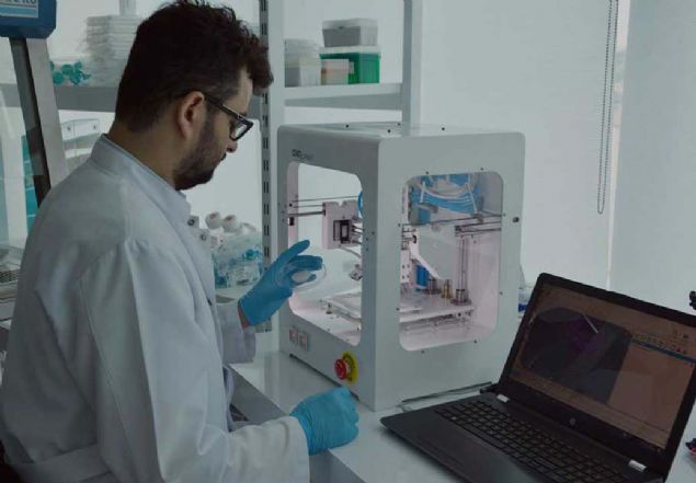 Y�ll�k eklenen hasta kadar nakil yap�labiliyor ancak geriye kalan havuzdaki ki�iler organ bulamad��� i�in ya�am�n� kaybediyor.   <br><br>  Bu noktada T�rk bilim insanlar� organ bekleyen hastalara umut olacak �al��malara imza at�yor.   <br><br>  Son olarak k�k h�cre ve 3 boyutlu biyo-yaz�c� teknolojilerini birle�tirerek deri ve kornea �reten T�rk bilim insanlar�n�n s�radaki hedefi kalp ve karaci�er.  <br><br>  �nsan sa�l��� i�in �nemli sonu�lar do�urabilecek bu y�ntemle, organ �retimi ger�ekle�tirilip seri hale getirilebilirse, ba���a gerek kalmayacak.     